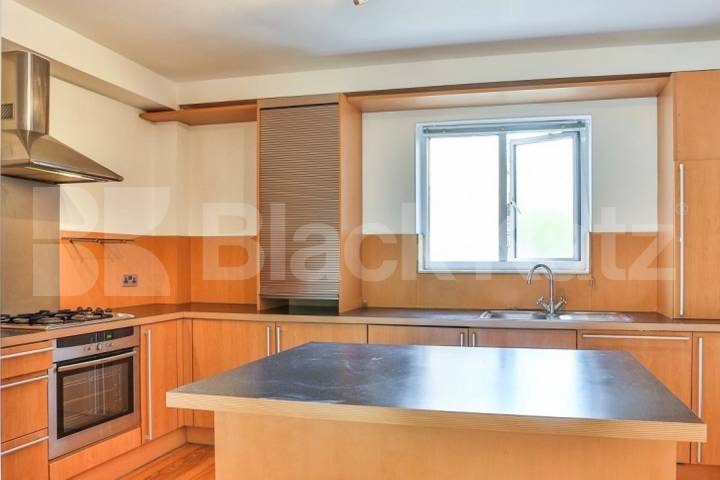 Semi split level, mezzanine area and gorgeous balcony   Newington Causeway, Borough